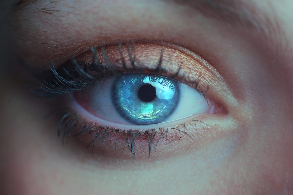mikromasáž očného okolia, starostlivosť o citlivú pleť a bodová masáž