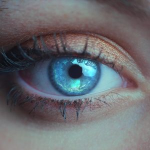 mikromasáž očného okolia, starostlivosť o citlivú pleť a bodová masáž